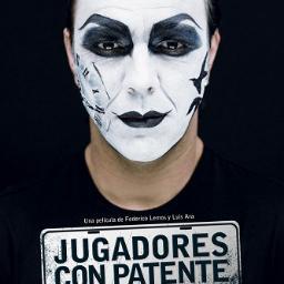 Fútbol y carnaval, las dos pasiones de los uruguayos. Un seguimiento a los integrantes de Asaltantes con Patente y a sus dueños Recoba, Pacheco y Perrone