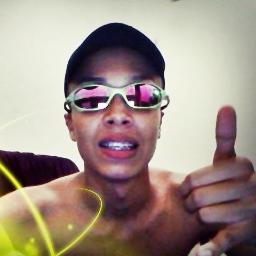 -' Humm, não sei como eu souu...Talvez Alegre, Simpático, Palhaço [isso siim], amiigo, companheiiro, enfiim...essas são as boas, as ruins deixo pra depoiis! *-*