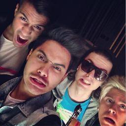 Fã clube oficial para a @rockrestart no RJ. Desde 30/08/2010 Oficializado dia 20/03/2011 por @pelanzarestart no camarim. Donas: @kadornelles_ e @rafasteenhagen