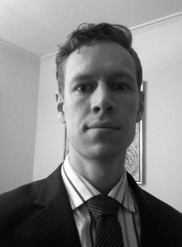 SimonPalmvang's profile picture. En løvespisende, ølsippende, madfordøjende, på gulvet trillende, og til alle tider ydmygt dorsk parodi på menneskeheden.