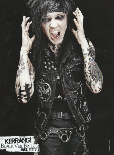 Guitarrista líder de Black Veil Brides. Mi pelo es tan negro como vuestro futuro (FAKE)