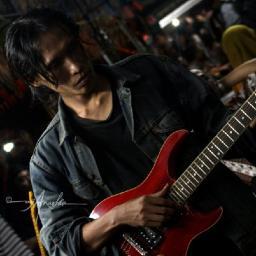 Cah angon yang berusaha menek pohon blimbing.
