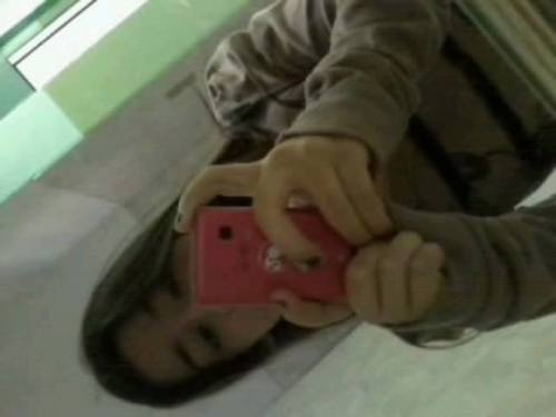 Sou legal,as vezes xata,sou bem louca e bem mais com minhas amigas,amo a Selena Gomez e a One Direction,e cabo..................................................