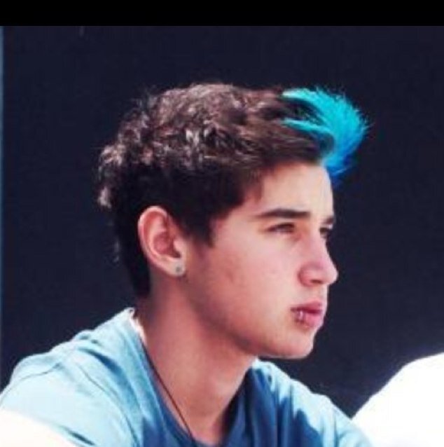 Im an 13 year old boy with lots of expierince in basketball and love the janoskians so fucking much