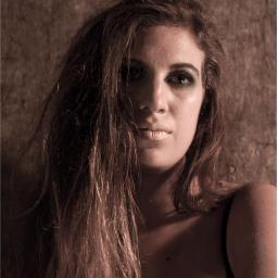 Directora de Arte. Maquilladora y caracterizadora. Estudiante de Escenografía en IUNA. Bs As
