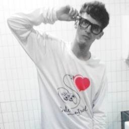 Eu não tenho classe , eu não sou ninguem , eu não tenho Herança que te convem ,  Mas eu sou Quem te faz tão bem ♪ (:
