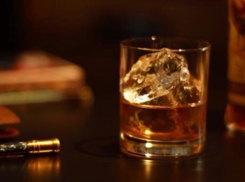 知っておくと格好いい酒のこと Jager Bomb レッドブルカクテル レッドブルを注いだグラスにイエーガーマイスターを入れて一気に飲む 逆にイエーガーマイスターは香草系のリキュールを口に含み エナジードリンクのレッドブルと併せて飲んでも良い 知っておくと格好いい酒のこと Jager Bomb レッドブルカクテル レッドブルを注いだグラスにイエーガーマイスターを入れて一気に飲む 逆にイエーガーマイスターは香草系のリキュールを口に含み エナジードリンクのレッドブルと併せて飲んでも良い