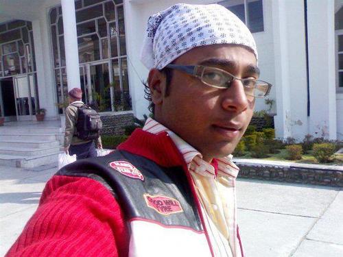 Bheegi plkon k sang muskrate hain hum..
Pal-pal dil ko behlate hain hum.. Koi dur hai humse to kya hua..
Har sans me uski ahat pate hai hum.