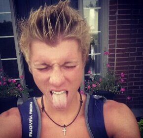 GUY DIRECTIONER!         now stay with me cause i am quite quick 5 6 7 8♪♪♪   my  Names Luke, 17;) kik-THATguyDirectioner16