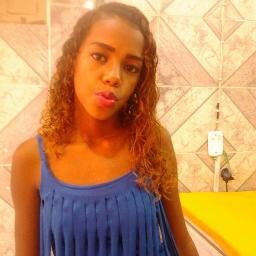 amo maquiagem adoro comer mais nao engordo sou preta mais sou linda sou loira como vcs podem ver por que ninguem ta cego beijaao ....