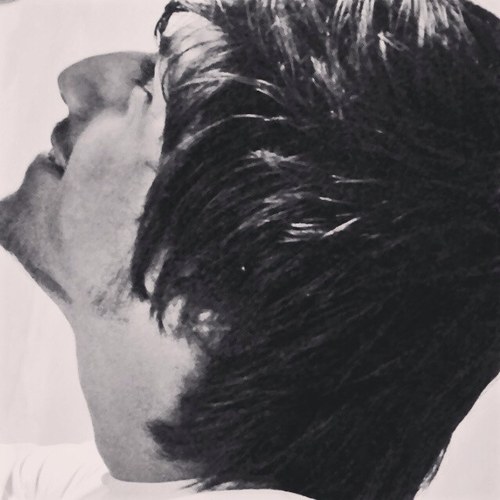 kik : khaloooodd تفرحني بالرتويت واغرقك رتويت ^^ وشايف الزر الابيض اغسل شراعه لحد يزرق ☻ وع فكره مدريدي ♡