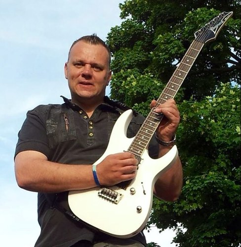 Lead guitarist for Yorkshire based covers band Uncle Frank, web developer, father and wannabe good guy...