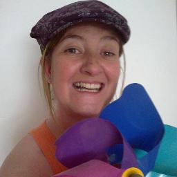 lavoro con i bambini, insegno canto a 3-6 anni, mi piace la creatività (collane, cucito creativo, decoupage, uncinetto, timbri...)