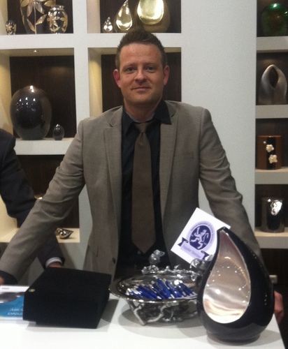 Urnwereld's profile picture. Urnwereld - Geert Kunen ontwerpt en maakt handgemaakte urnen van keramiek. Onze urnen zijn bekend om hun gevoelsvolle uitstraling en betaalbare prijs.