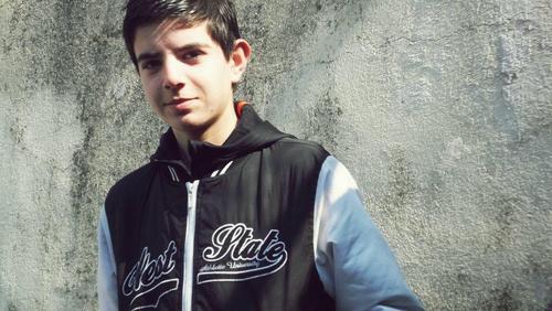 Valentin, 16 ans. Follow moi ♥On se connais pas mais je sais que on s'aime déja :D