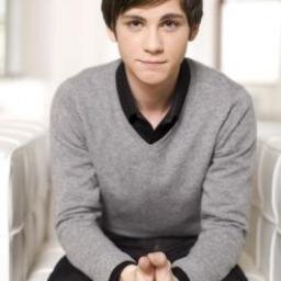 13. Nefilim. Hijo de Tessa y Will Herondale. Hermano de Lucie. Sarcastico,  claro soy un Herondale. Si, odio a los patos.
