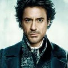 Sou Sherlock Holmes, acredito que um mestre do disfarce e também um grande detetive.
