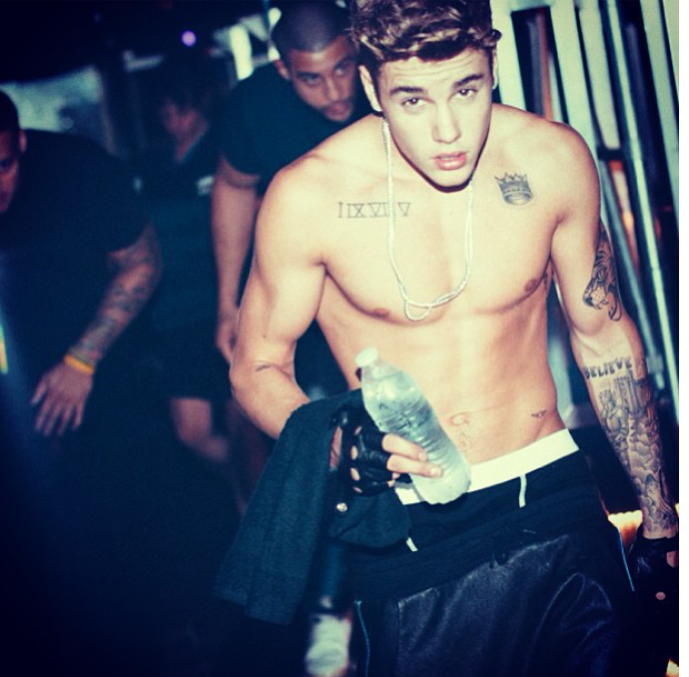 follow train for jb fans and mahonies and directioners follow and follow all the fans