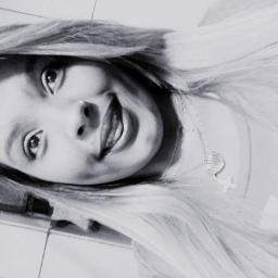 inconstante, super conversadeira ou não, cheia de manias, fresca, chata, quase ou totalmente anti-social. Ás vezes tímida, louca, atirada, ou não. Não gosto de