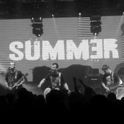 Todo mundo na vida tem algum motivo pra fazer loucuras... Pra viver e meu motivo é vocês Banda Summer.
Dona: Thayná Natali. Fã Clube oficializado por todos.