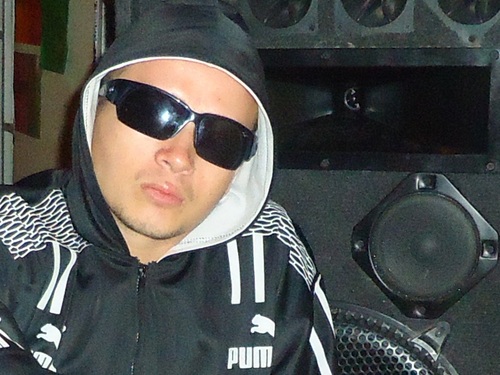 canta autor colombiano de musica urbana