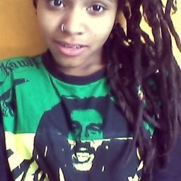 Para que levar a vida tão a sério, se a vida é uma alucinante aventura da qual jamais sairemos vivos.tt-@_rasta_girl