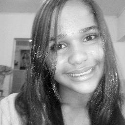 meu eu? há chata,legal,amiga e companheira...e fã de beyoncé e one direction e um pouco de shakira.