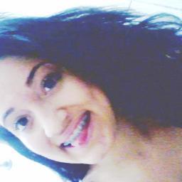 Eu erro. Perco a paciência e me estresso facilmente. Choro por besteira e dou risada do nada.   HAUHUAHA.