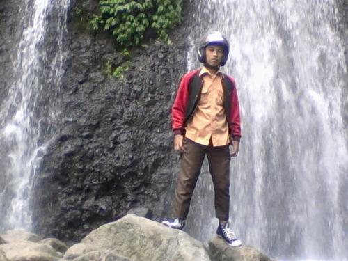 berdiri satu shaft didepan Anika YP :*