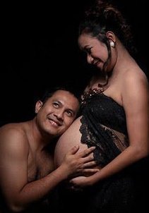 Tak ada yang lebih membahagiakan dari merasakan tendangan bayi dalam perut istri.