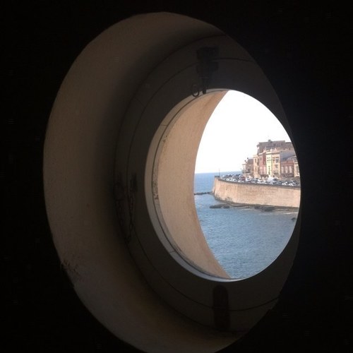 E' un piccolo albergo di 25 camere distribuite in due vecchi edifici in origine abitati da pescatori e oggi restaurati in uno stile tradizionale rivisitato...