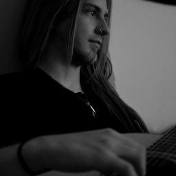 Student, gitarista u pokusaju,prljava metalika, profesionalni ispijac piva, idiJot.