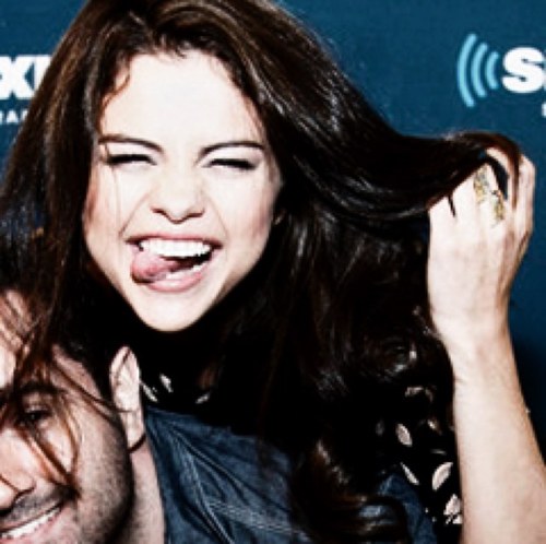 eai, gosto da selena pra caralho, mas não gosto de ser chamado de selenator acho isso uma viadagem. Respeite o meu fã, eu respeito o seu.