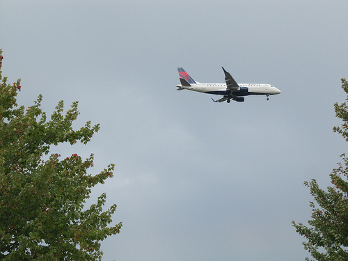 Working as a community to change the low, loud & frequent flight patterns from LGA that disrupt neighborhoods in NE Queens & beyond. http://queensquietskies.