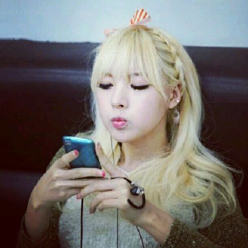 Vocalista y Bailarina,soltera♡ soy rubia natural hello venus ~ Mi mejor amiga? @IYooAra ♥ @yoonjojojo
