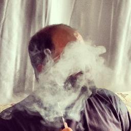 Kıllıyım, göbekliyim, kelim, sigara içerim, rakıyı ve kaşınmayı severim, yakışıklı değilim, seksi hiç değilim, çok pis küfrederim...takılıyorum kafama göre