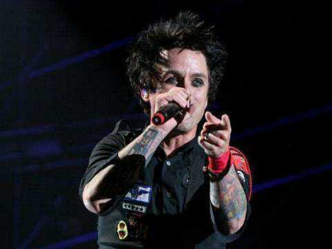 Guitarrista y cantante de Green Day. Dame ONE FUCKING MINUTE y te hago la mejor canción del mundo. Dormiré hasta que acabe septiembre... (Parodia)