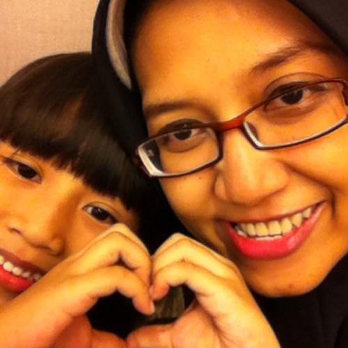 @hendro_cui 's wife , Mamanya TaNĭa & Tiara, blogger, member of #BloggerPerempuan,