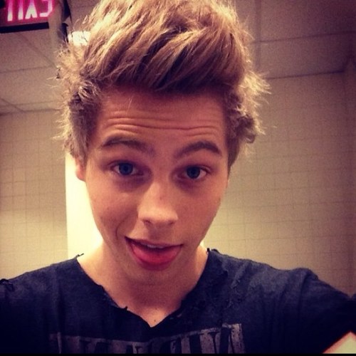 you just got a free follow from @lueksmile, pls follow them they'll follow back