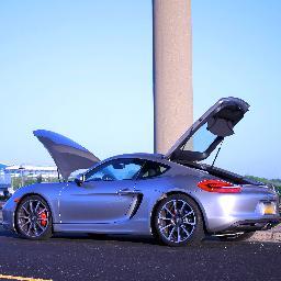 Au·to·sa·vant
   /ˈɔtoʊˈsæˈvɑnt/ noun.

a person of profound or extensive learning pertaining to automobiles.