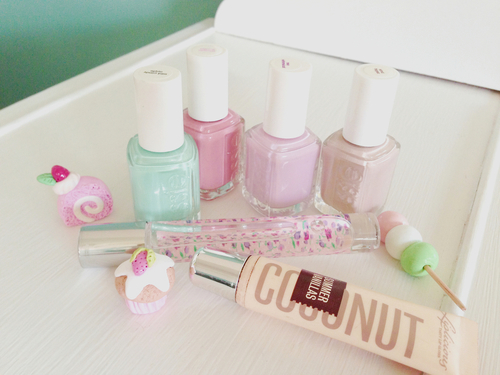 Soy una chica simple, me encanta pintarme las uñas, soy de un paraiso llamado España, pero estoy enamorada de América.♡