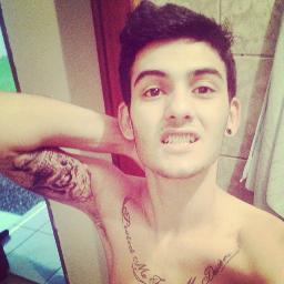 Botam barreiras no caminho mas sou persistente. Posso cair, mas me levanto e sigo em frente.