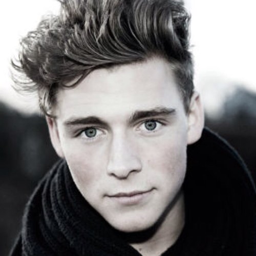 Esposo de Imogen. Padre de Stephen. Abuelo de Jace. •Parabatai: @Gabriel_RCS•
