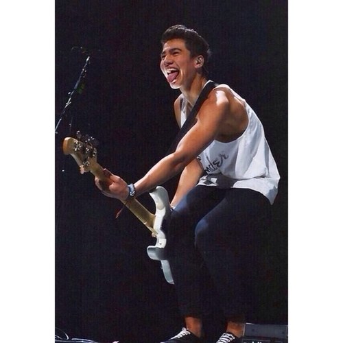 Dont give up on your calum follow babies ok?! He will follow you and itll be great - @thalirod