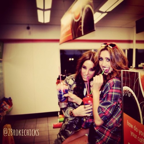 2BROKECHICKS's profile picture. Broke Bloggers | Fashion Obsessed contact2BROKECHICKS@gmail.com