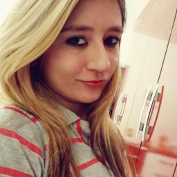 Complicada de se entender,e nem tão fácil de conviver,perfeita ñ,pois sou um ser humano,bonita por fora,sua opinião,mas por dentro sim,pq tenho Jesus!