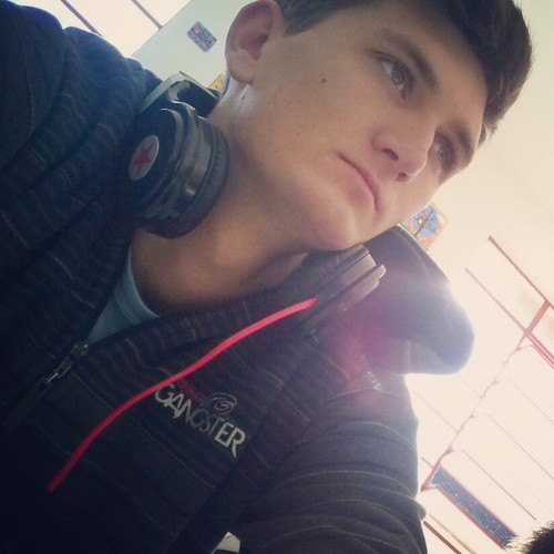 Metade de mim agora é assim, de um lado a poesia o verbo a saudade, do outro a luta, a força e a coragem pra chegar no fim. E o fim é belo, incerto... depende d