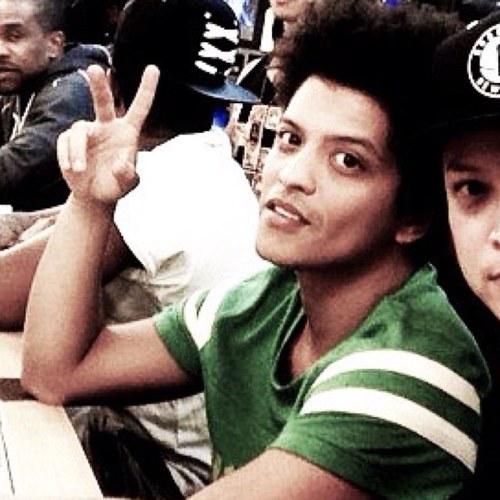 Duas garotas apaixonadas pelo @BrunoMars. 
22.08.12