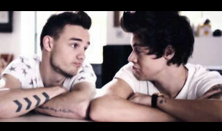 ♡ 2 ppl who always fangirling to 1D , little mix and 5sos ♡