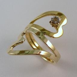 Contemporary Jewellery Designer in Hampshire, Specialising in limited edition pieces, in-house jewellery collections, private commissions and re-modelling.